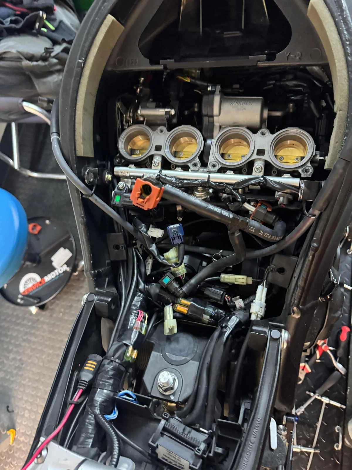 Sistemul de admisie al motocicletei, în atelier