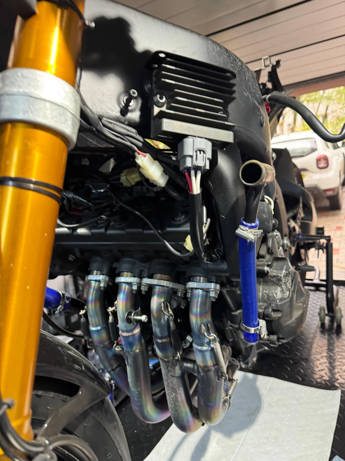 Motor de motocicletă văzut din lateral