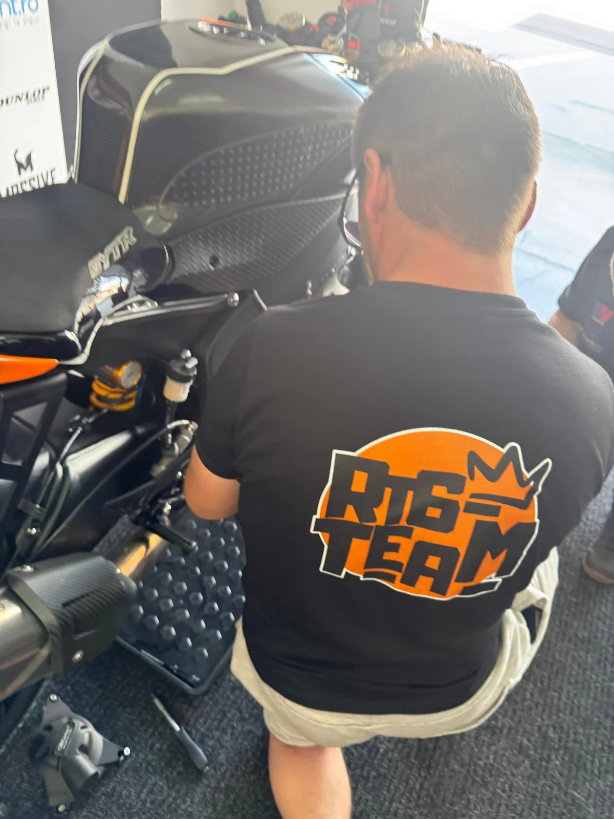 Tehnician ServiceMotor lucrând la motocicletă