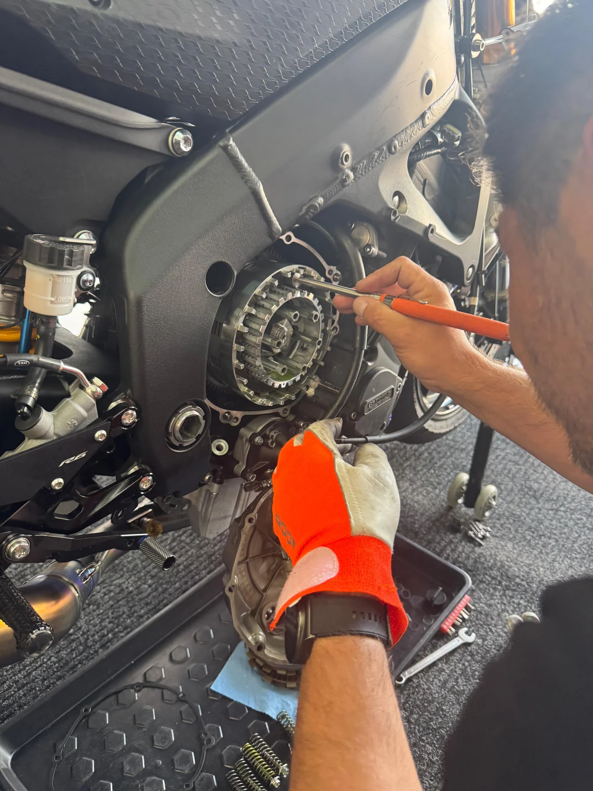 Intervenție asupra transmisiei motocicletei