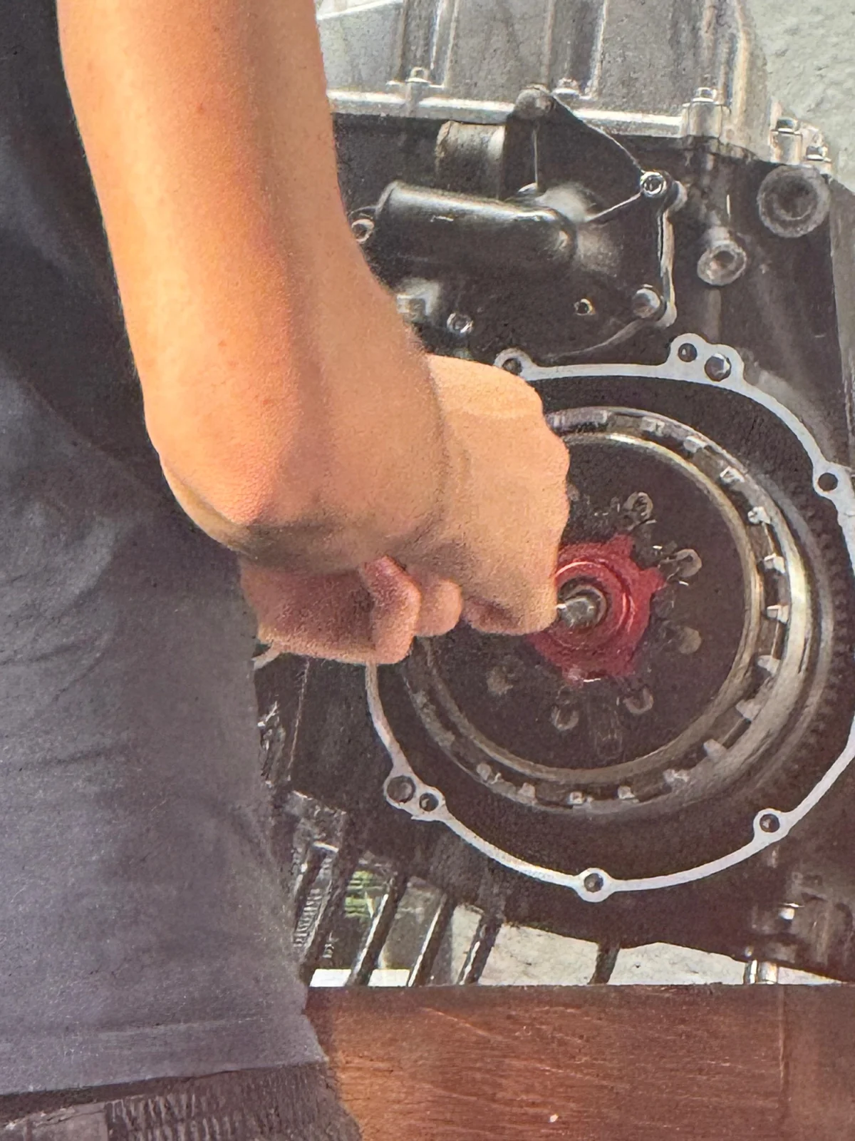 Detaliu din timpul intervenției la motocicletă
